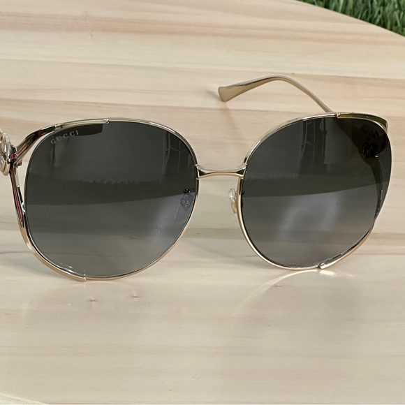 Gucci oversized oval sunglasses with case drawstring bag and cleaning cloth - Picture 4 of 14